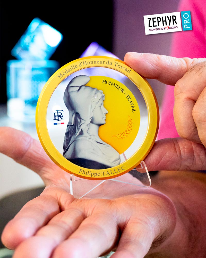 Médaille d’Honneur du Travail personnalisée – Gravée avec nom et durée, création Zephyr Pro pour entreprises et collectivités.