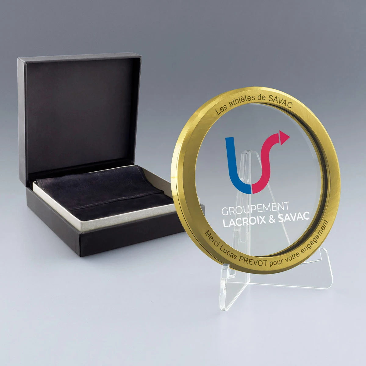Médaille personnalisée avec logo couleur du Groupement Lacroix & SAVAC, gravure sur le pourtour, livrée dans un coffret élégant.