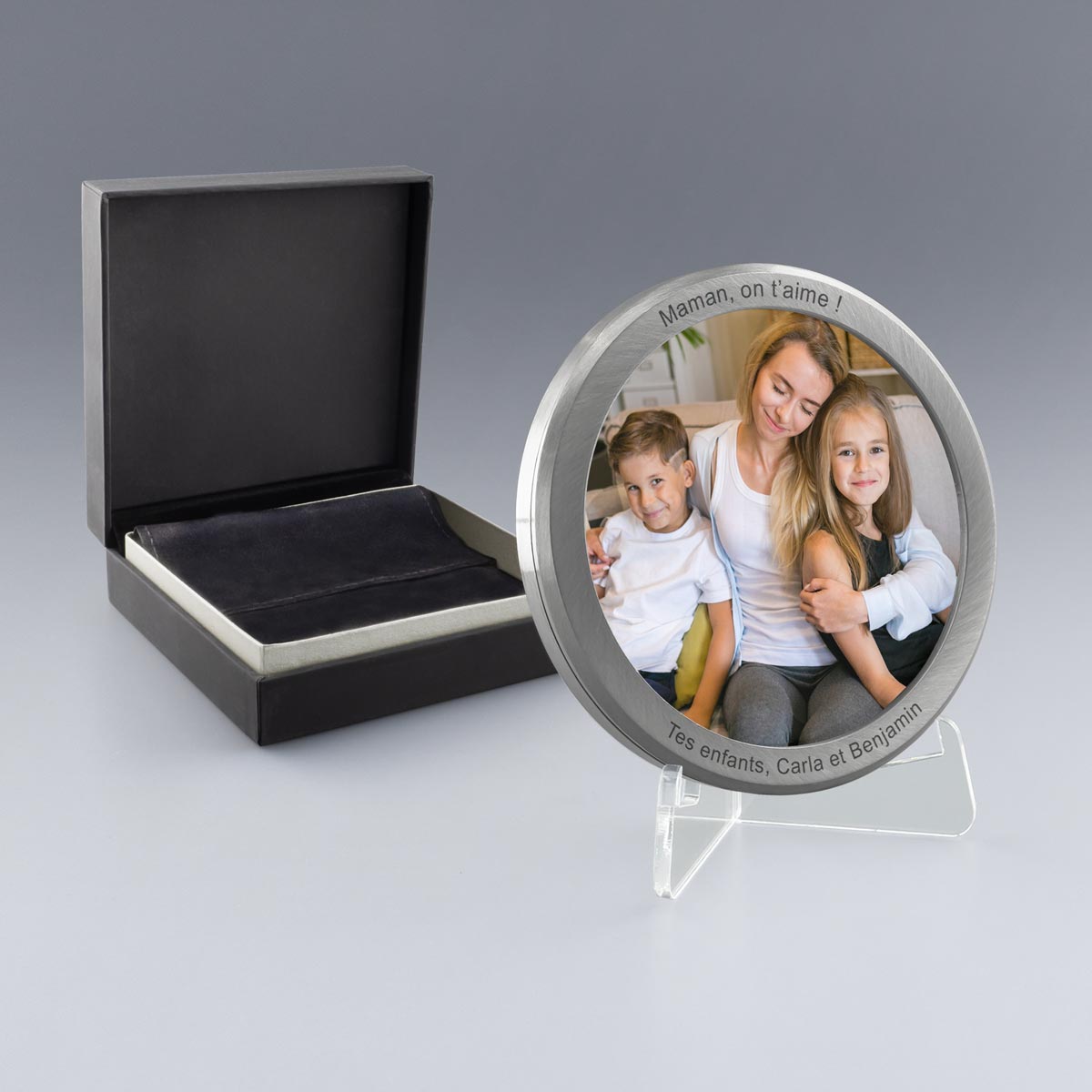 Médaille argentée personnalisée avec photo et gravure, idéale pour un souvenir de famille émouvant, présentée dans une boîte cadeau.