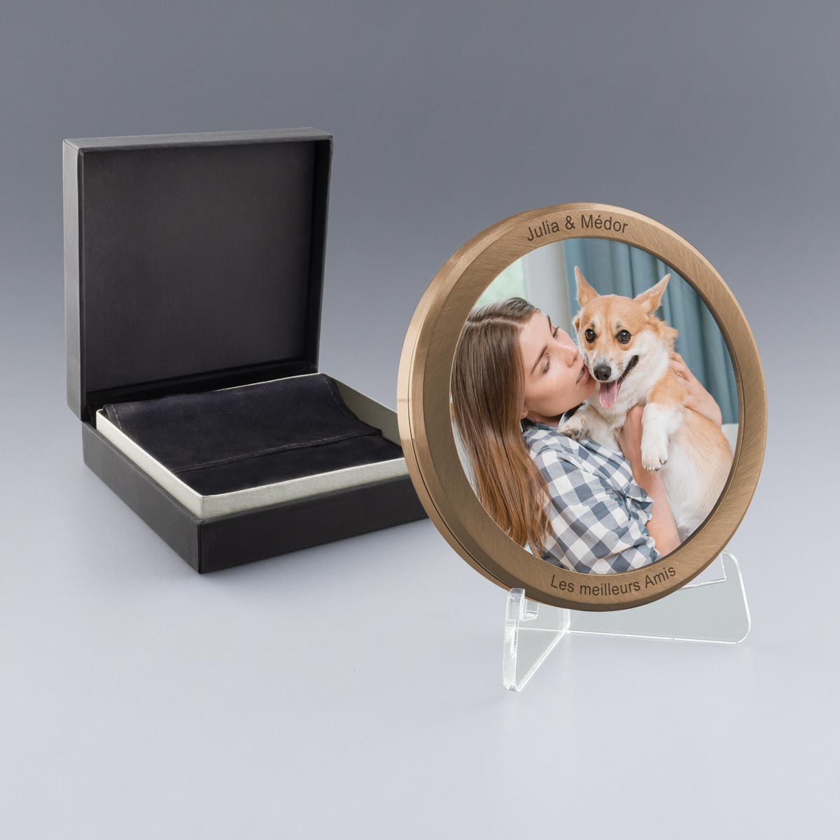 Médaille bronze personnalisée avec photo couleur et texte gravé, livrée dans son coffret cadeau noir avec chevalet transparent.