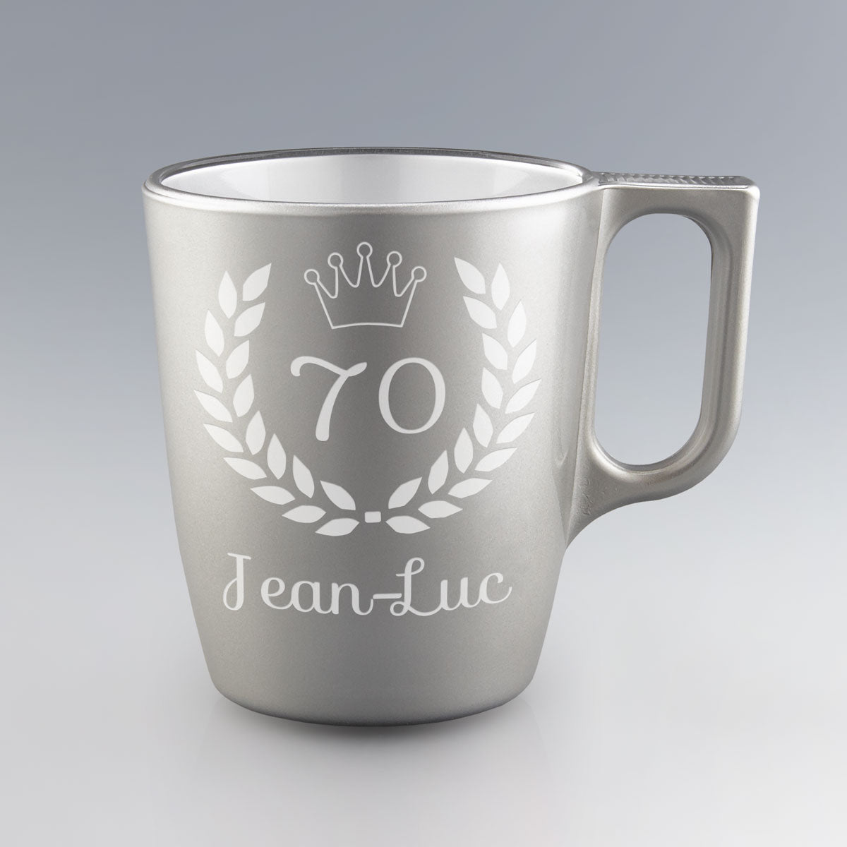 Mug en verre argenté Luminarc 25 cl, décor anniversaire laurier et couronne, personnalisable avec un âge et un prénom.