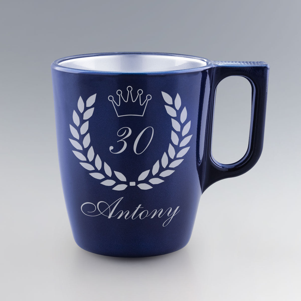 Mug anniversaire en verre bleu 25 cl, gravé d'une couronne de laurier et d'une couronne royale, à personnaliser avec âge et prénom.
