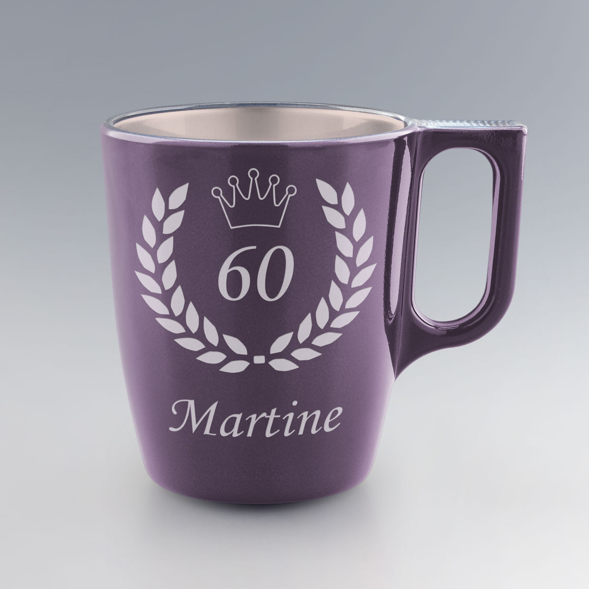 Mug en verre lavande 25 cl gravé avec un motif laurier et couronne, personnalisable avec un prénom et l’âge fêté.