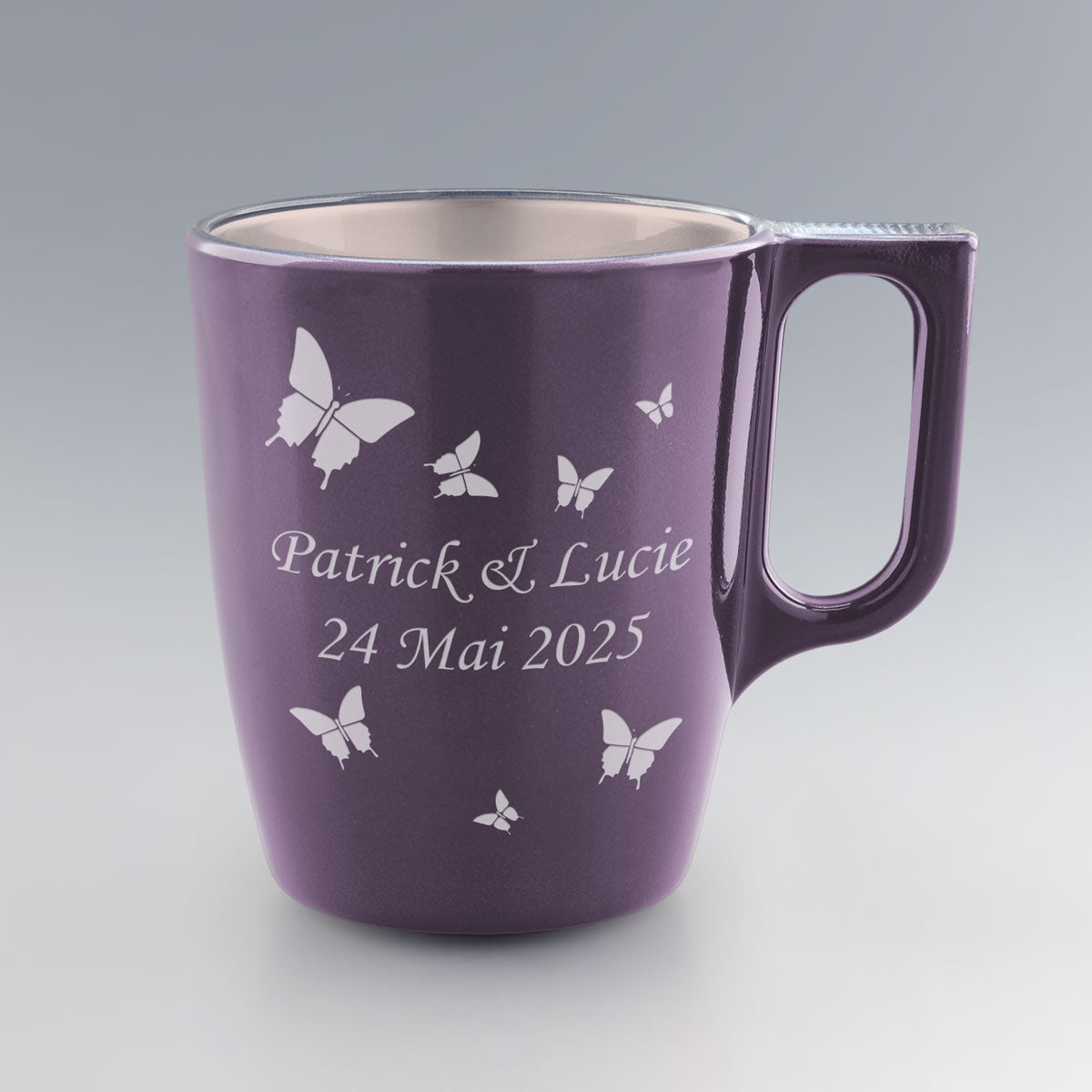 Ce mug lavande personnalisé avec des papillons est parfait pour marquer un événement avec douceur. Gravure fine et finition soignée.