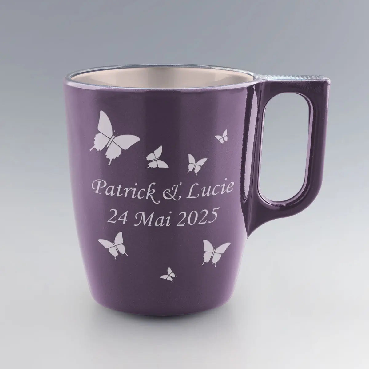 Ce mug lavande personnalisé avec des papillons est parfait pour marquer un événement avec douceur. Gravure fine et finition soignée.