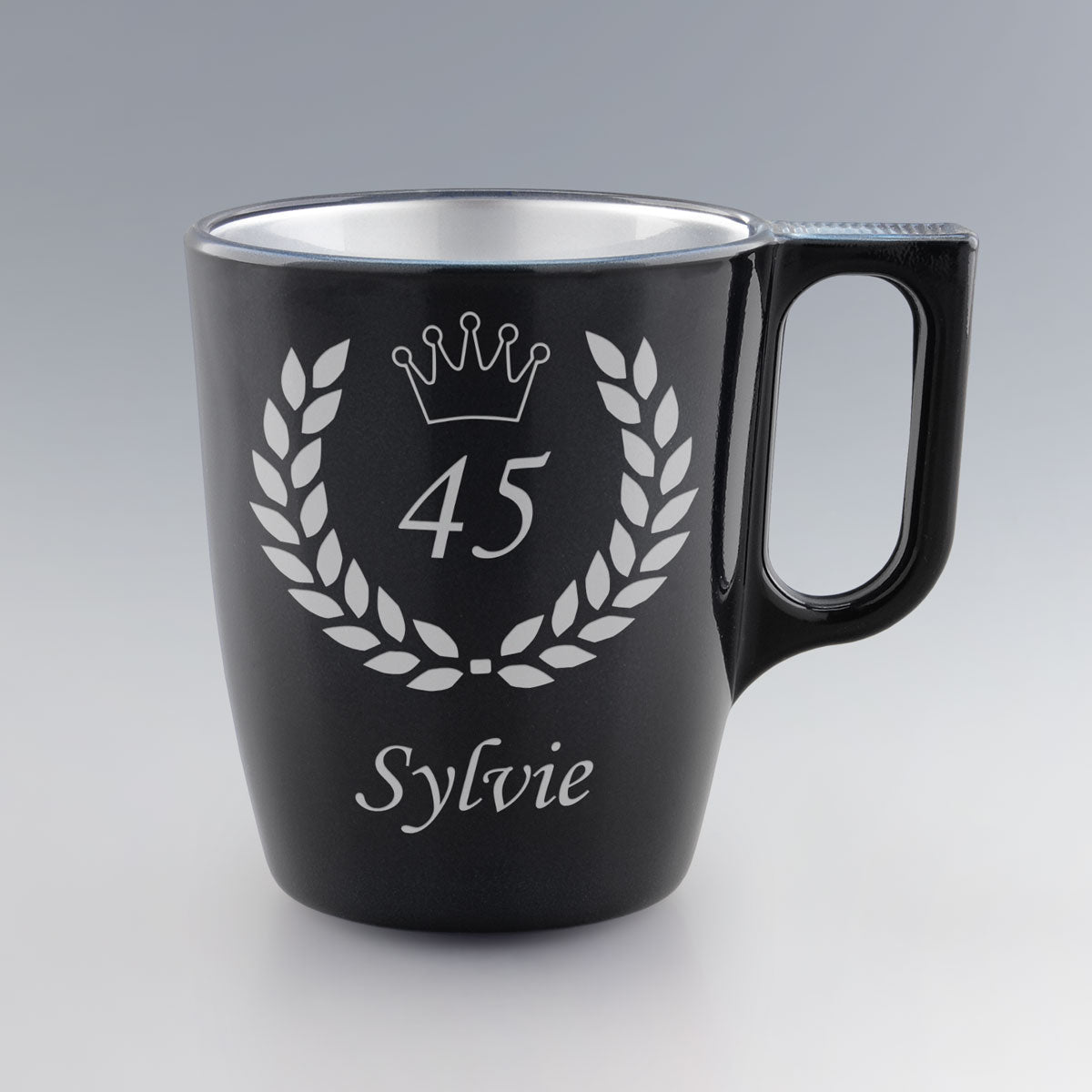 Mug noir en verre 25 cl avec gravure laurier et âge anniversaire, personnalisation avec le prénom pour un cadeau sur mesure.