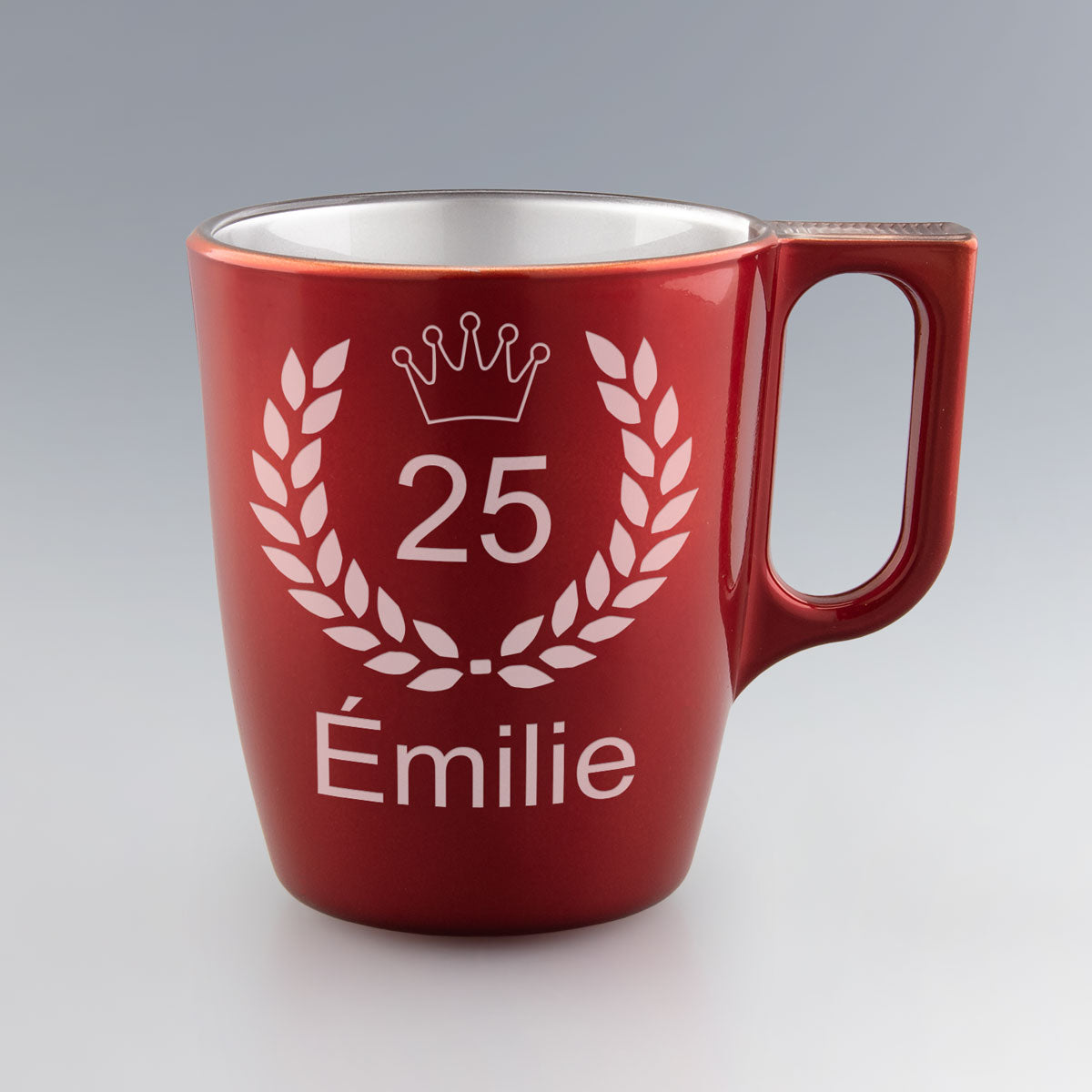 Mug rouge en verre 25 cl Luminarc, cadeau d’anniversaire gravé avec l’âge et un prénom, entourés de lauriers et couronne.