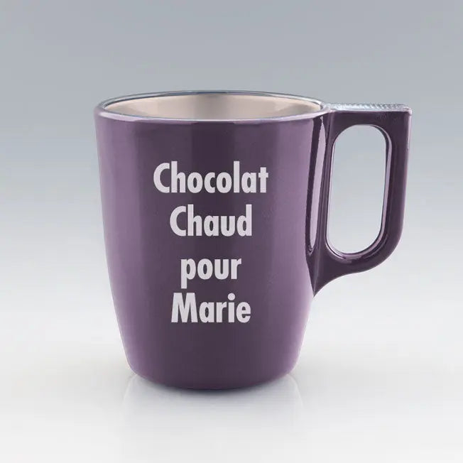 Mug violet en verre à personnaliser avec un prénom ou un mot doux. Un joli cadeau pour les amateurs de chocolat chaud.