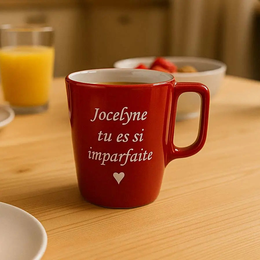 Mug en verre rouge 25 cl à personnaliser, parfait comme cadeau original et gravé pour un être cher, livré dans une boîte blanche.