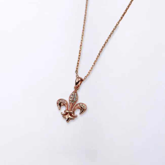 Collier rose doré Fleur de Lys orné de strass brillants, livré dans un écrin personnalisable bleu. Élégance et charme assurés.