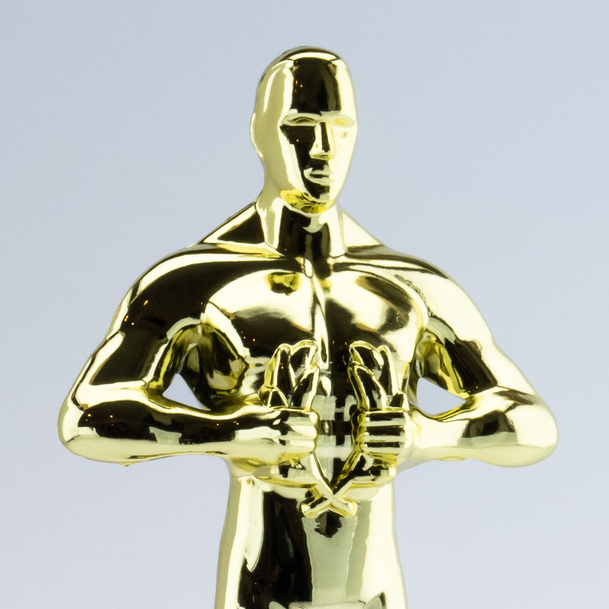 Zoom sur la statuette personnalisable dorée, finition brillante, tenant un cœur : idéale pour marquer les moments forts avec un message gravé.