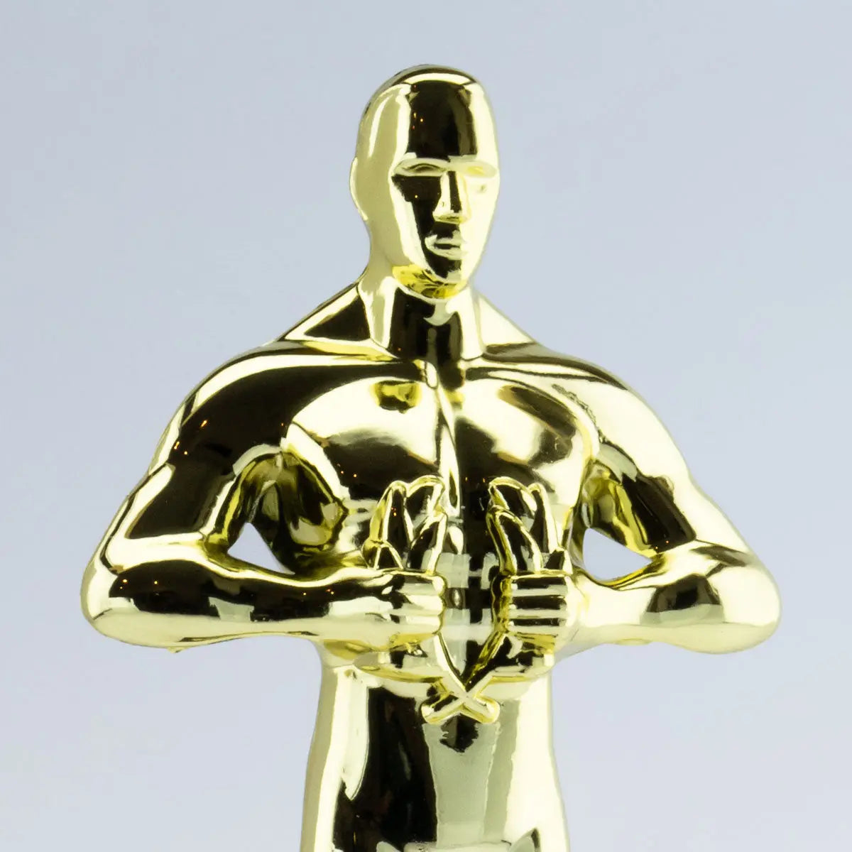 Zoom sur la statuette personnalisable dorée, finition brillante, tenant un cœur : idéale pour marquer les moments forts avec un message gravé.