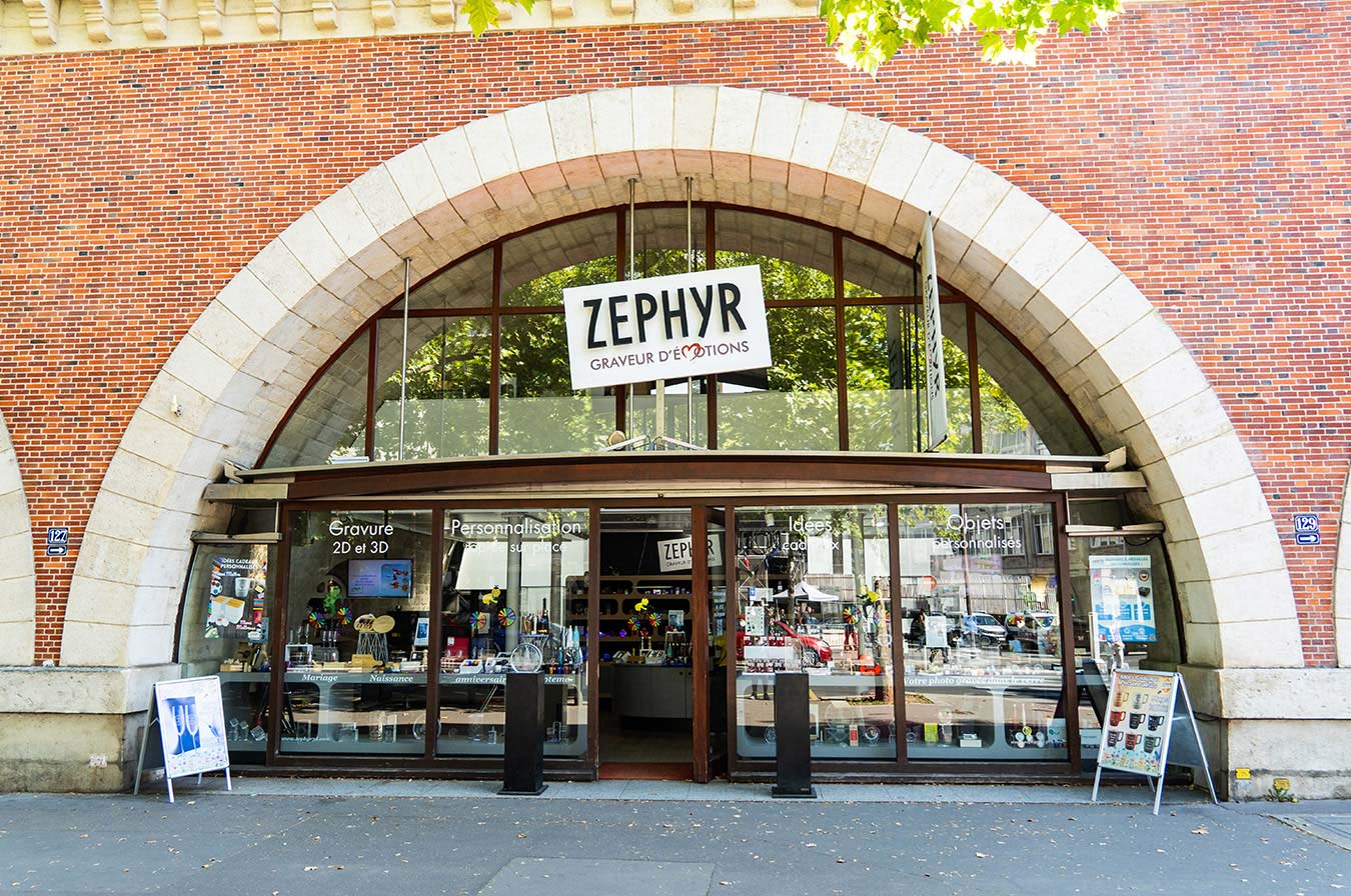 Façade de la boutique Zephyr à Paris, spécialisée en cadeaux personnalisés et gravure 2D et 3D sur place.