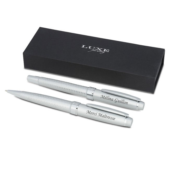 Personnalisez ces stylos graphite avec un nom ou un message, parfaits pour un cadeau raffiné et intemporel.