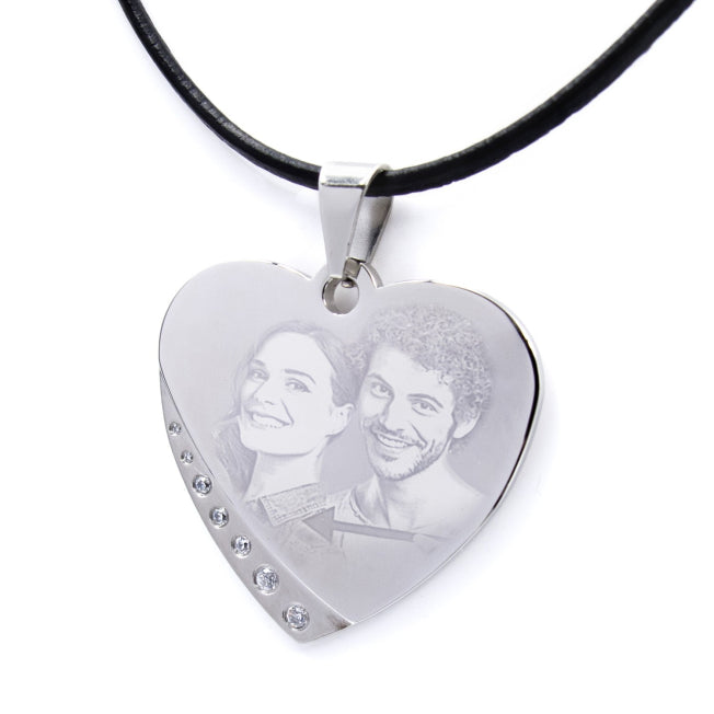 Pendentif cœur en métal argenté, orné de strass, gravé avec la photo d’un couple souriant. Cadeau personnalisé romantique.