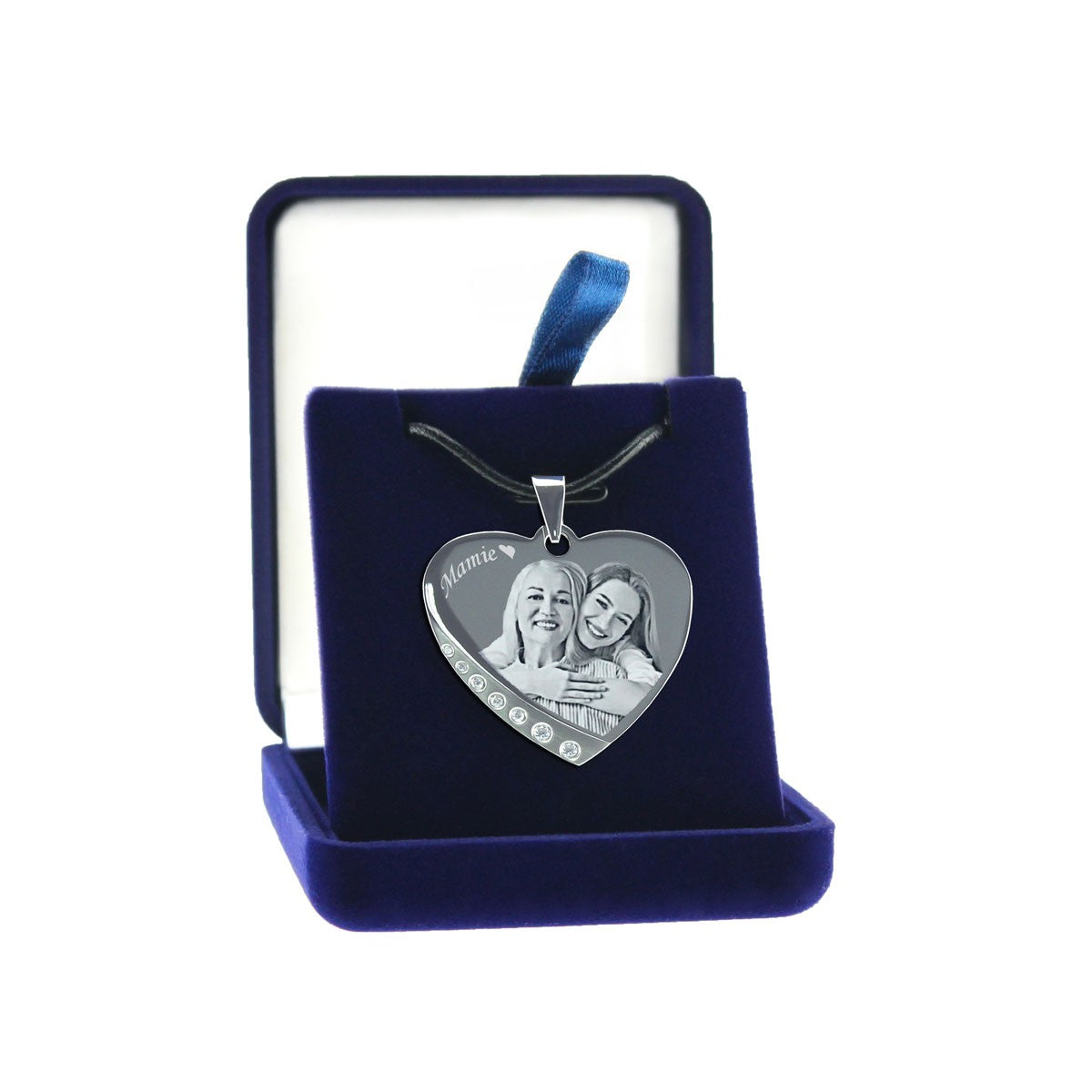 Pendentif cœur strassé personnalisé avec photo gravée d’une grand-mère et sa petite-fille, livré dans un coffret velours.