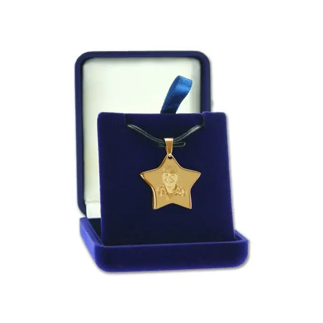Pendentif étoile doré avec photo gravée, présenté dans un élégant écrin en velours bleu, cadeau personnalisé unique.