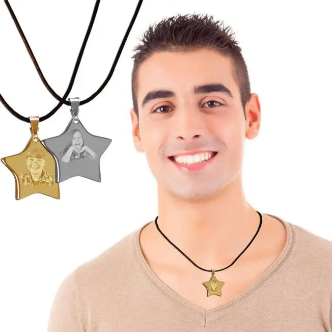 Pendentif étoile doré avec photo gravée, bijou personnalisé élégant à offrir en cadeau unique pour homme ou femme.