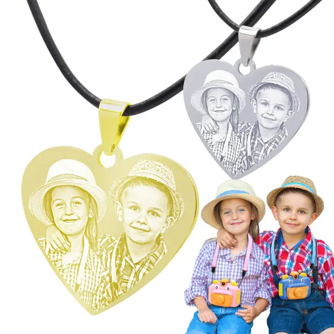 Pendentif cœur doré gravé avec la photo d’un frère et d’une sœur, livré dans un élégant écrin. Un bijou souvenir et un cadeau personnalisé à offrir avec émotion.