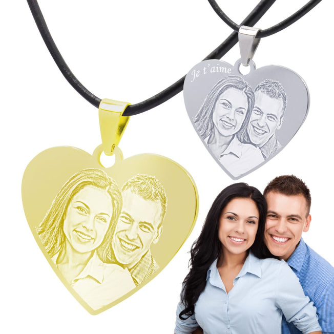 Deux pendentifs cœur personnalisés avec photo de couple, en finition dorée et argentée. Cadeaux uniques à graver pour déclarer votre amour.