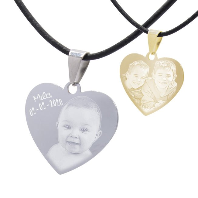 Pendentifs cœur gravés avec photo de bébé et d’enfants. Gravure de date et prénoms pour un bijou souvenir touchant et personnalisé.