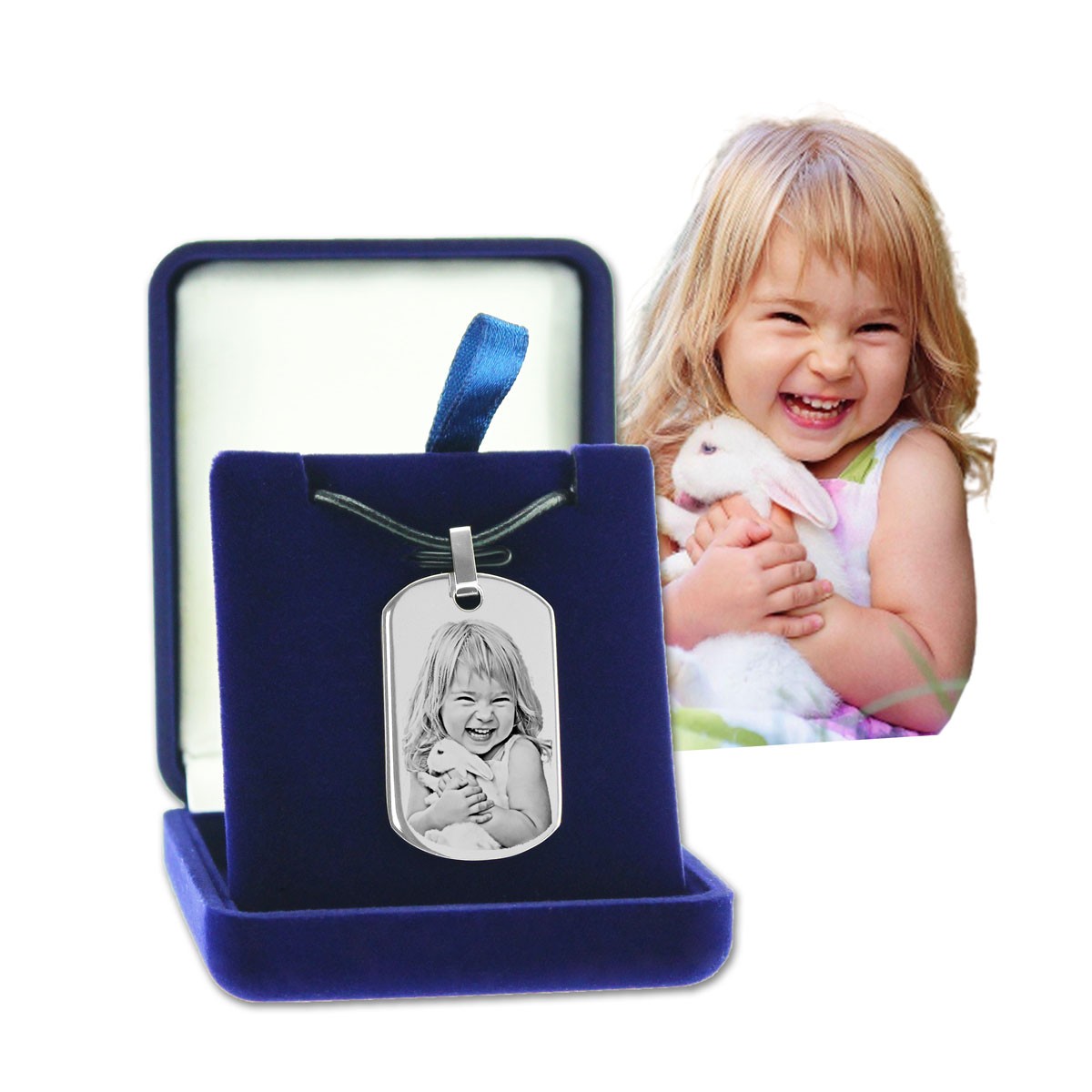 Pendentif rectangulaire gravé avec photo d’une petite fille et son lapin, livré dans un écrin. Cadeau personnalisé plein d’émotion.