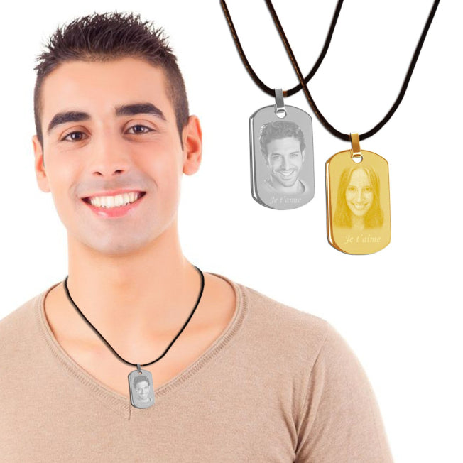 Deux pendentifs gravés portés par un homme. Modèles or et argent personnalisés avec visage et message tendre.
