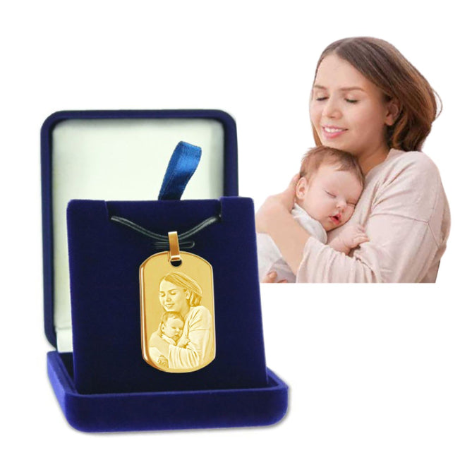 Pendentif rectangulaire doré gravé d’une maman avec son bébé, présenté dans un écrin bleu. Cadeau tendre et personnalisé.