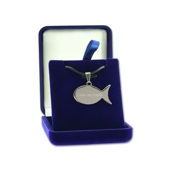 Pendentif Poisson Argenté Personnalisable – Gravez un message tendre sur ce bijou original livré dans un écrin bleu nuit. Idéal pour un cadeau symbolique et affectueux.