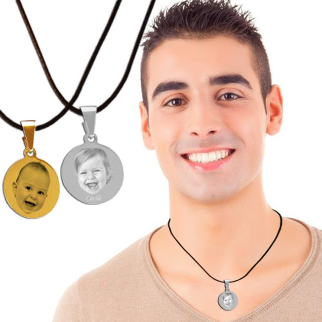 Pendentif rond en métal doré ou argenté porté par un homme, avec gravure photo d’enfant – idée de cadeau personnalisé touchant pour papa.