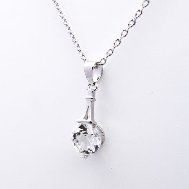 Zoom sur pendentif argenté avec cristal Swarovski® serti à la base d’une Tour Eiffel stylisée. Idéal pour un cadeau symbolique et élégant.