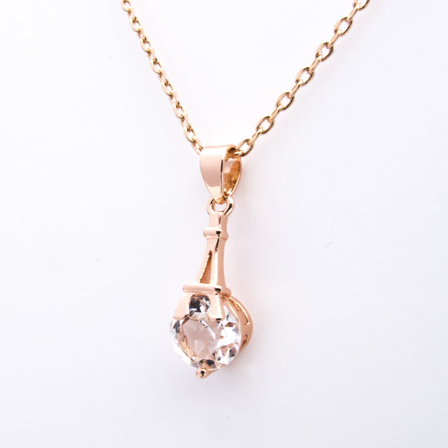 Détail du pendentif or rose en forme de Tour Eiffel, orné d’un cristal Swarovski®. Bijou féminin à offrir dans un écrin personnalisé.