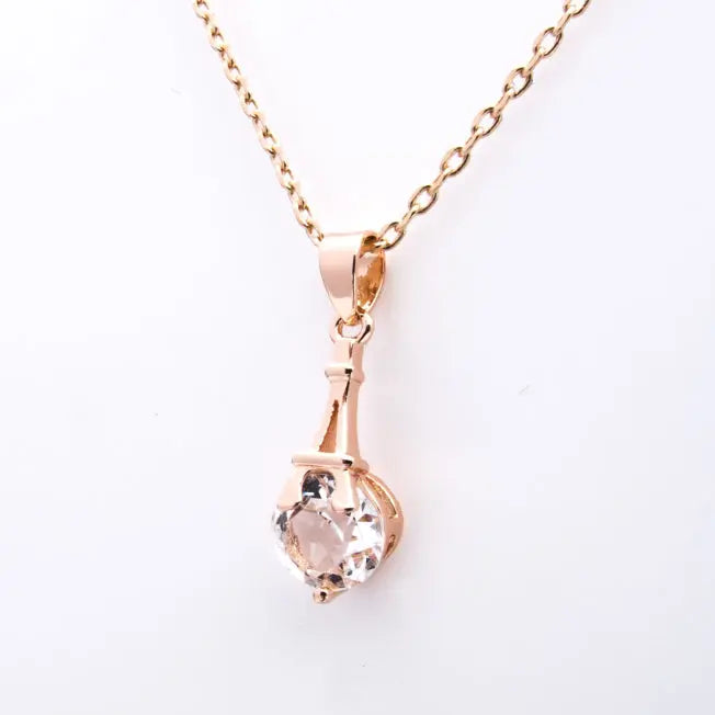 Détail du pendentif or rose en forme de Tour Eiffel, orné d’un cristal Swarovski®. Bijou féminin à offrir dans un écrin personnalisé.