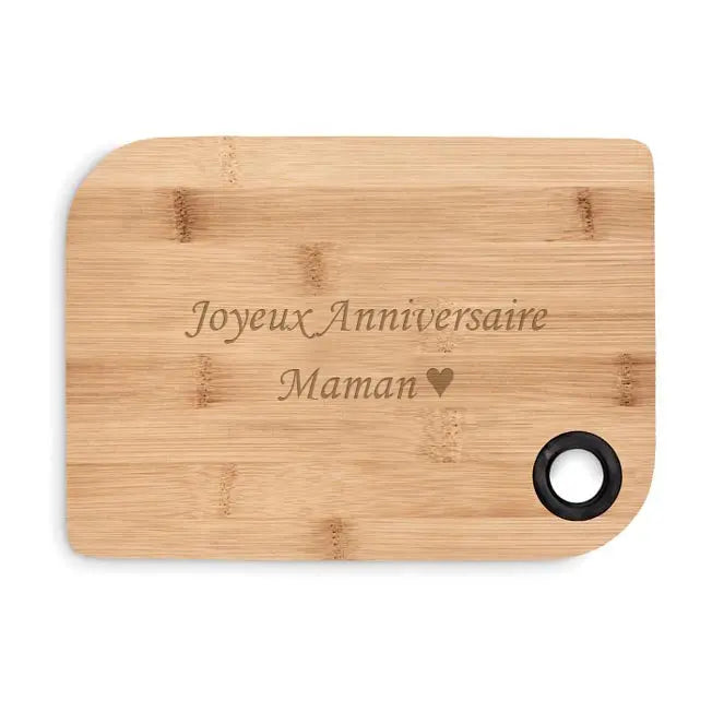 Planche à découper en bambou personnalisée, gravée avec le message « Joyeux Anniversaire Maman », idéale comme cadeau personnalisé.