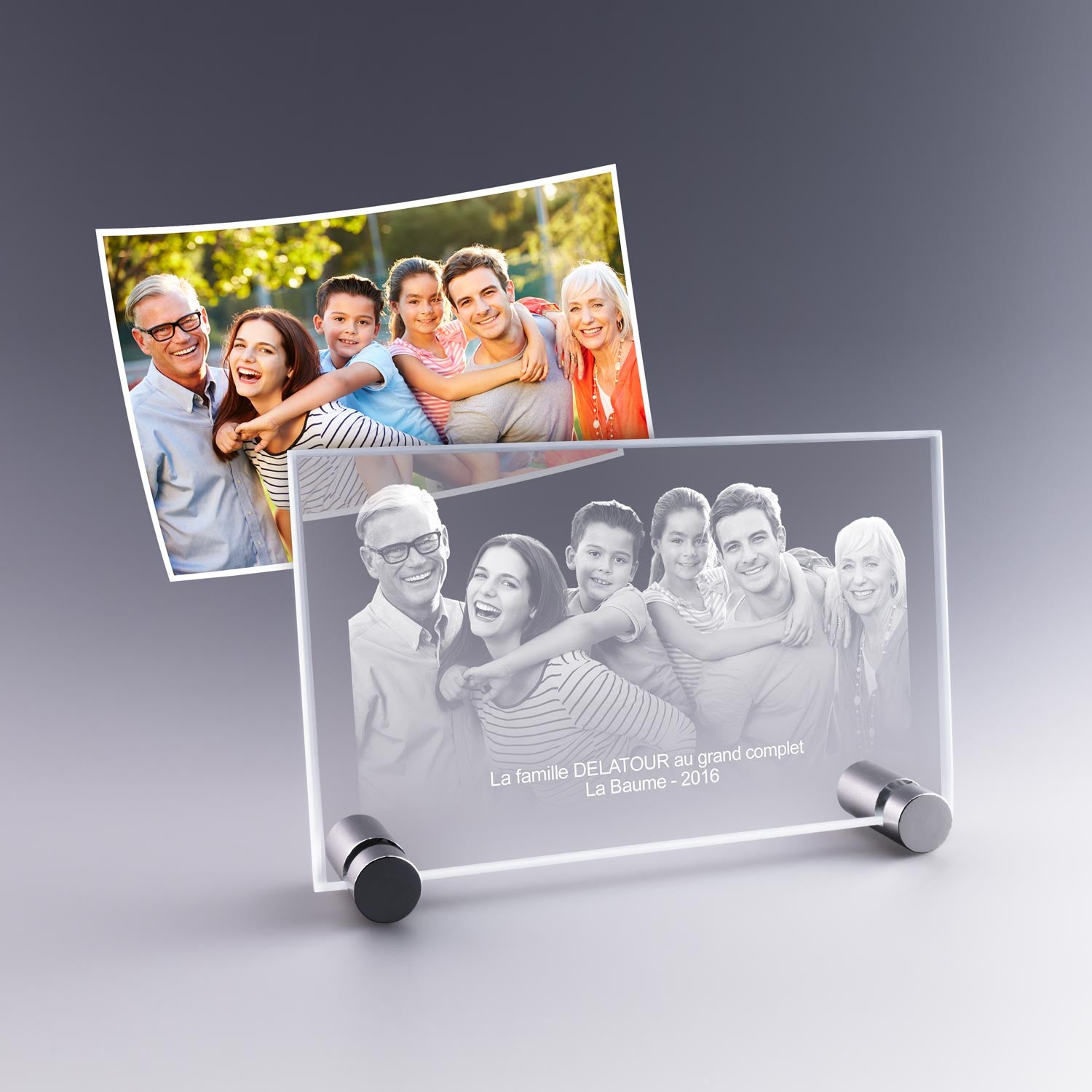Plaque photo horizontale gravée en 2D dans le verre, avec socle métallique, illustrant une famille intergénérationnelle heureuse.