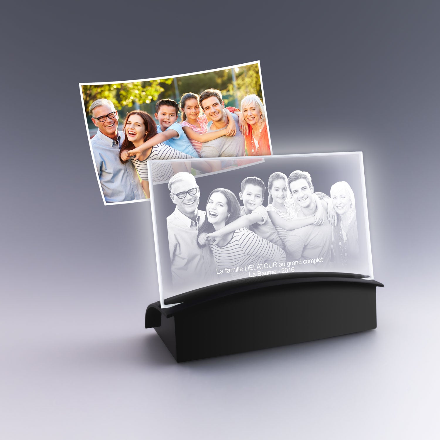 Portrait de famille multigénérationnel gravé en 2D dans une plaque en verre horizontale, personnalisée avec texte, éclairée sur socle LED pour souvenir éternel.