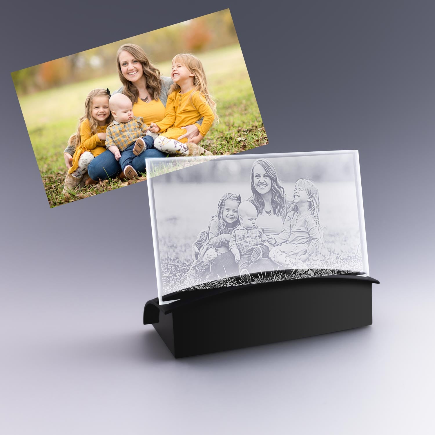 Famille mère-enfants gravée en 2D dans une plaque photo horizontale en verre, posée sur un socle lumineux, parfaite pour un cadeau de fête des mères.