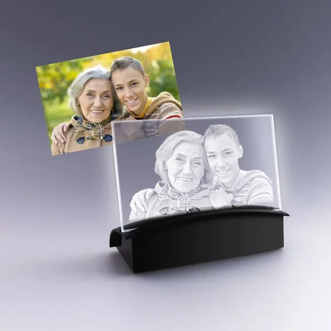 Cadeau photo unique avec gravure 2D d’une grand-mère et son petit-fils dans une plaque horizontale en verre posée sur socle lumineux pour mise en valeur.