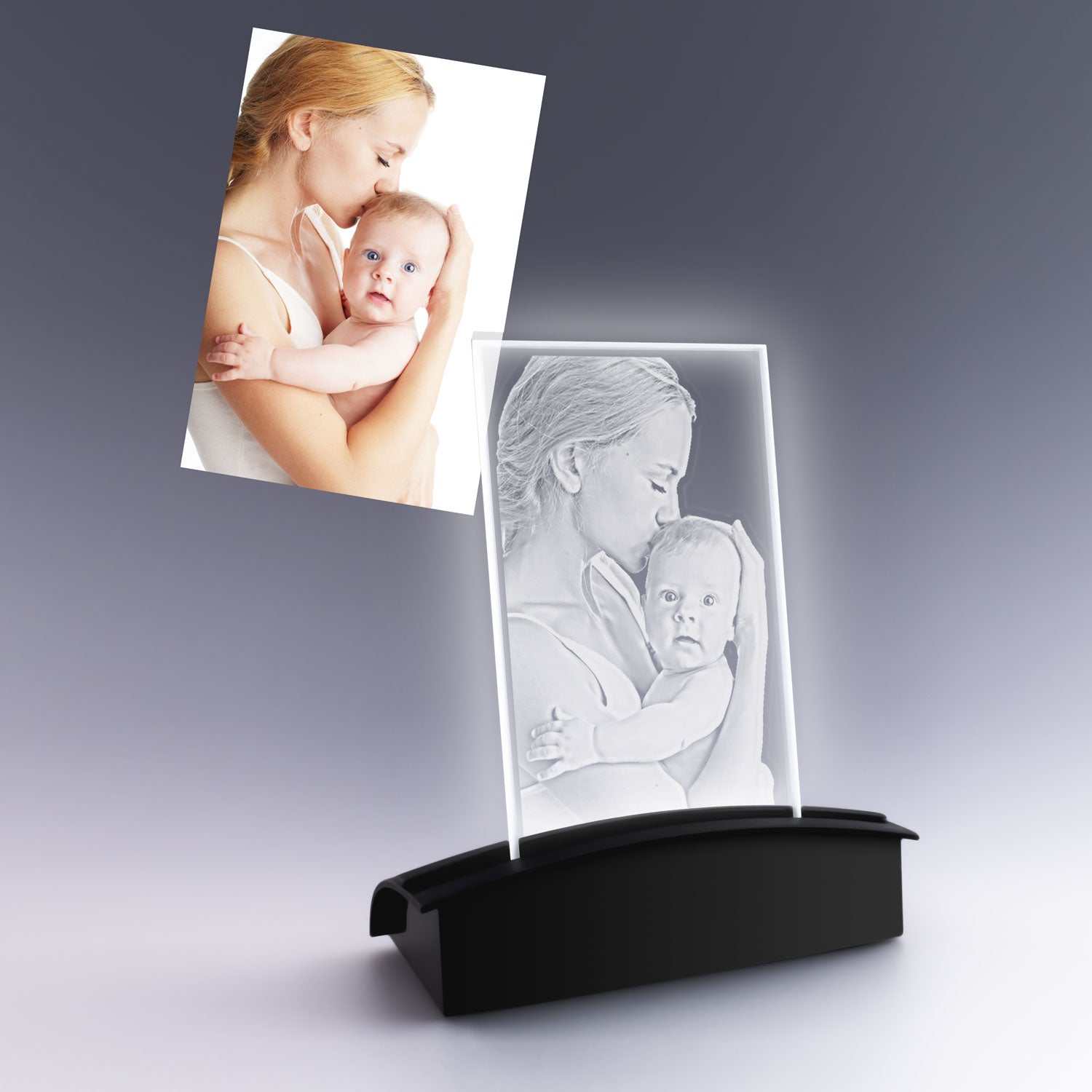 Plaque verticale en verre avec gravure 2D d’une mère et son bébé, montée sur socle lumineux noir, parfaite pour un souvenir de naissance émouvant.