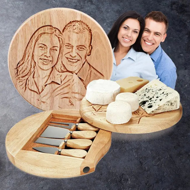 Plateau en bois avec gravure d’un couple amoureux souriant, accompagné d’un set de quatre couteaux à fromage.
