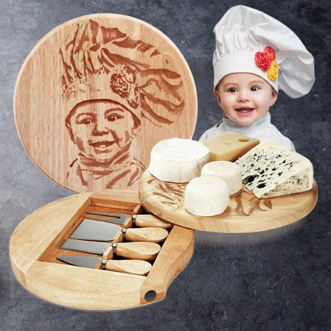 Plateau à fromages rond personnalisé avec gravure d’un enfant déguisé en petit chef, livré avec un set de couteaux.