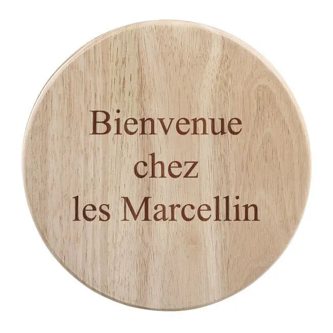Plateau à fromages personnalisé en bois avec couteaux, gravé du message « Bienvenue chez les Marcellin », idéal pour les amateurs de fromage, vin et apéritifs.