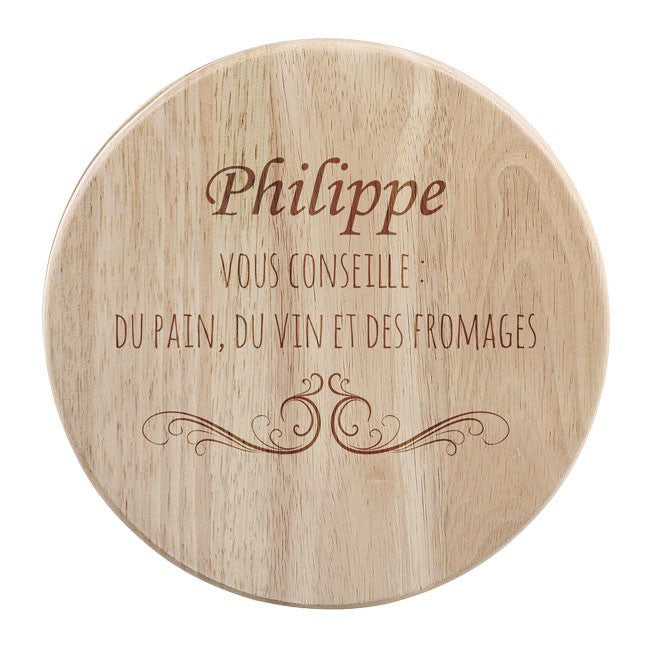 Plateau à fromages rond en bois gravé "Philippe vous conseille du pain, du vin et des fromages", un cadeau original pour les amateurs de bons produits.