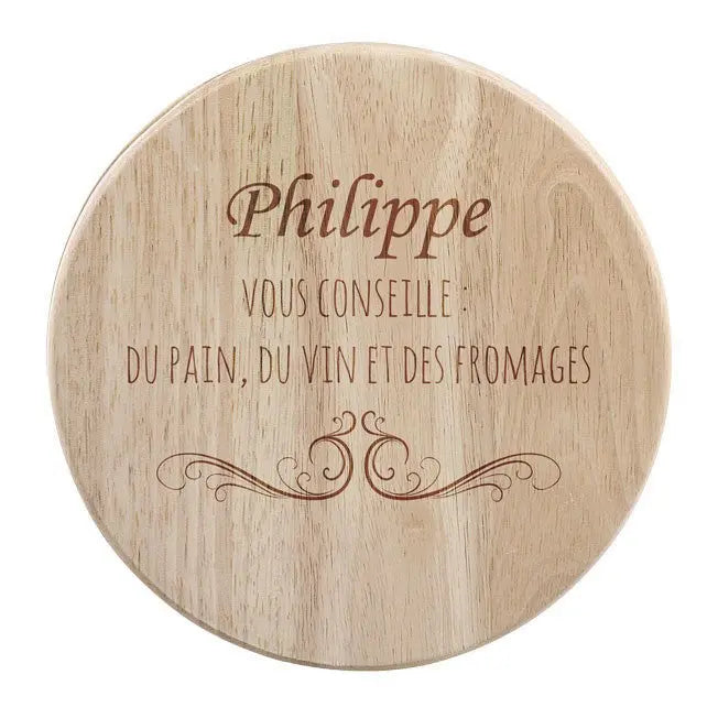 Plateau à fromages rond en bois gravé "Philippe vous conseille du pain, du vin et des fromages", un cadeau original pour les amateurs de bons produits.