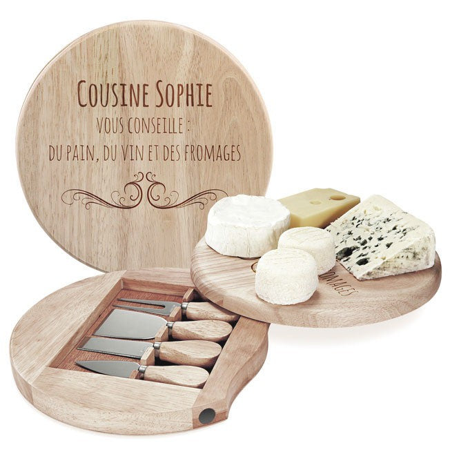 Plateau à fromages en bois personnalisé "Cousine Sophie vous conseille du pain, du vin et des fromages", idéal pour un apéritif convivial.