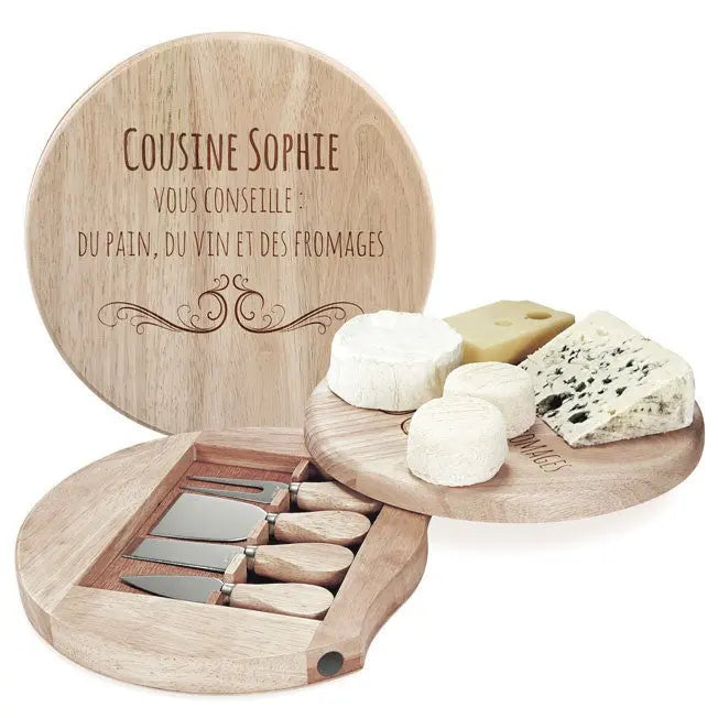 Plateau à fromages en bois personnalisé "Cousine Sophie vous conseille du pain, du vin et des fromages", idéal pour un apéritif convivial.