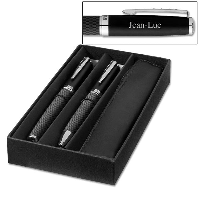 Vue du coffret cadeau stylos avec pochette, gravure du prénom “Jean-Luc” visible en détail sur le roller noir mat.