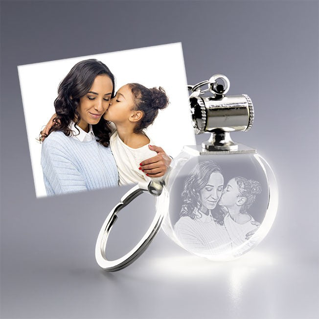 Porte-clés en verre personnalisé avec gravure 2D d’un moment tendre mère-fille. Cadeau lumineux plein d’émotion.