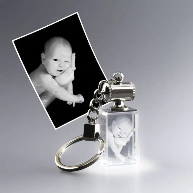 Gravure 2D sur porte-clés en verre avec lumière blanche. Idéal pour sublimer un souvenir précieux à offrir.