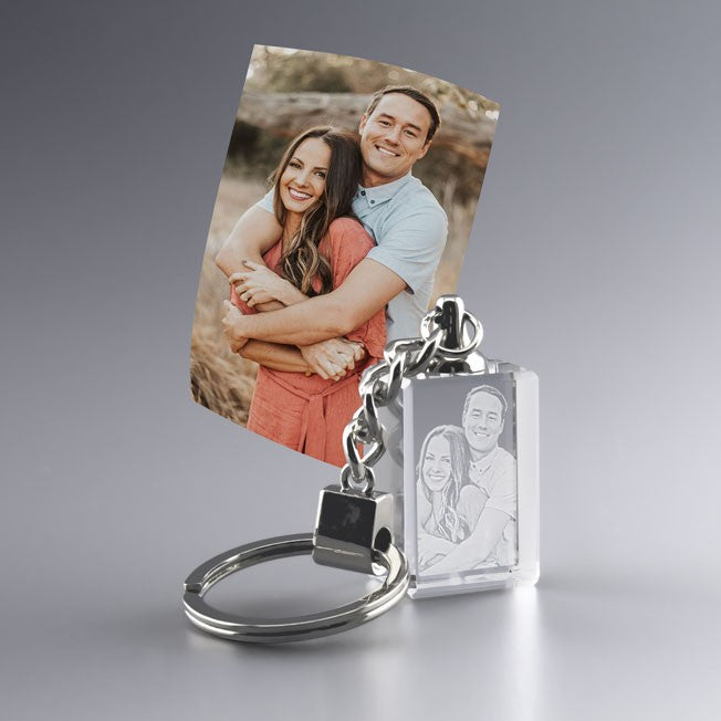 Porte-clés rectangulaire en verre avec gravure 2D d’un couple. Une idée de cadeau personnalisée pour emporter avec soi un moment précieux et symbolique.